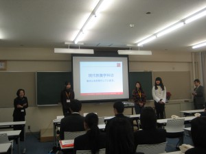 現代教養学科の３名の学生スタッフ