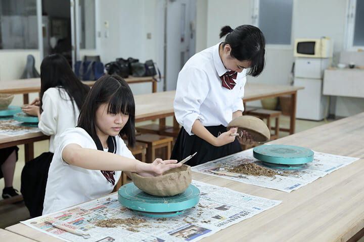 1.金沢学院大学の芸術学部と連携した美術教育