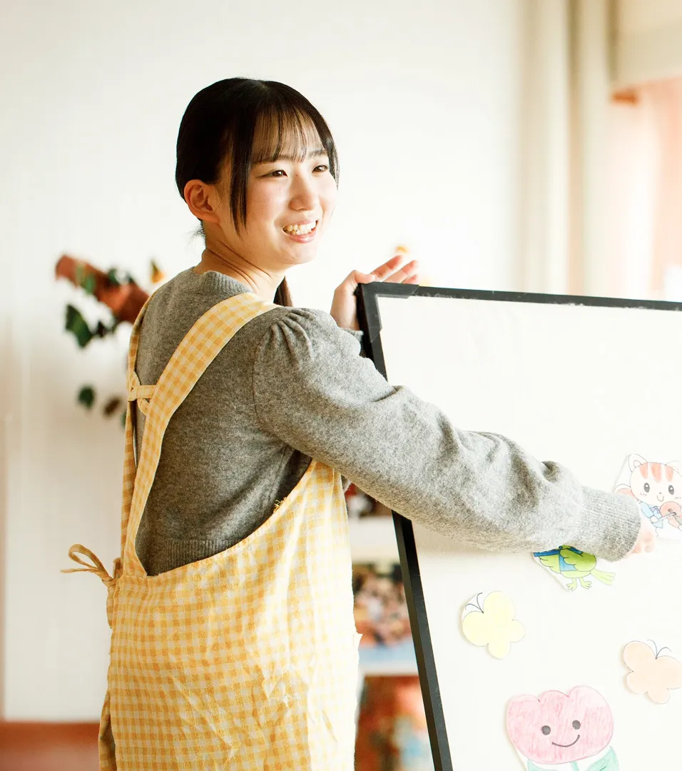 幼児に説明をする生徒