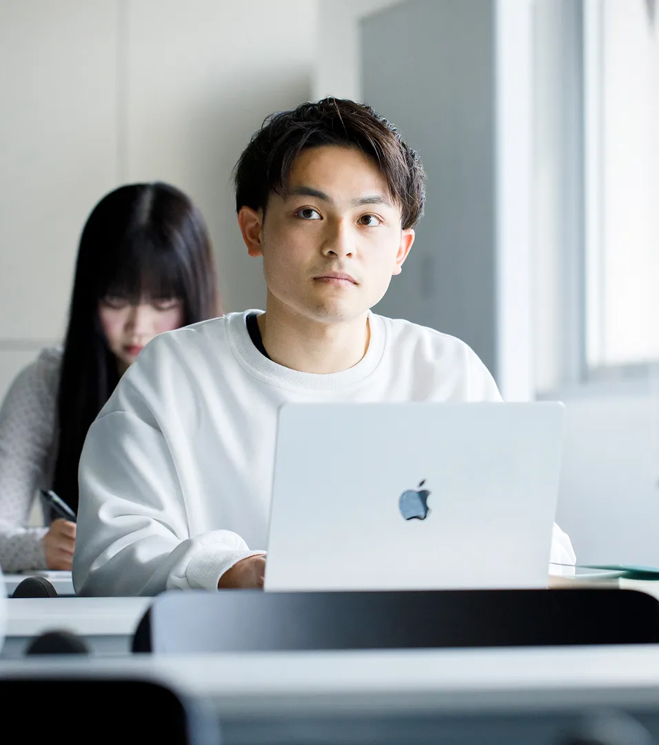 授業を受けている生徒